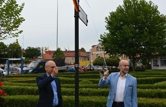 Nowy drogowskaz na sławskim rynku