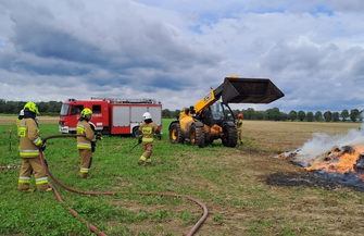 Krzepielów. Płonął 30 metrowy stóg słomy FOTO