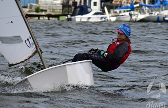 Żeglarskie zmagania na Jeziorze Sławskim FOTO