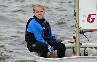 Żeglarskie zmagania na Jeziorze Sławskim FOTO