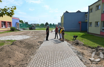 Nowy chodnik dla uczniów Szkoły Podstawowej w Sławie FOTO