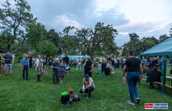 Wieczór Uwielbienia Muzyka i modlitwa w klasztornym ogrodzie FOTO