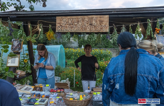 Wieczór Uwielbienia Muzyka i modlitwa w klasztornym ogrodzie FOTO