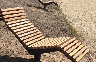 Ławki leżaki i nie tylko. Trwa montaż małej architektury na plaży w Lginiu FOTO