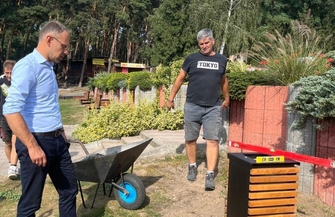 Ławki leżaki i nie tylko. Trwa montaż małej architektury na plaży w Lginiu FOTO