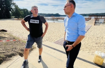 Ławki leżaki i nie tylko. Trwa montaż małej architektury na plaży w Lginiu FOTO