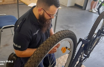 Wschowscy policjanci oznakowali kolejne rowery FOTO