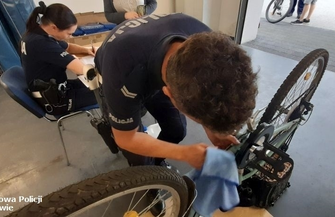 Wschowscy policjanci oznakowali kolejne rowery FOTO