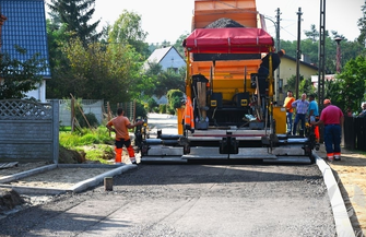 W Bagnie trwa wylewka asfaltu FOTO