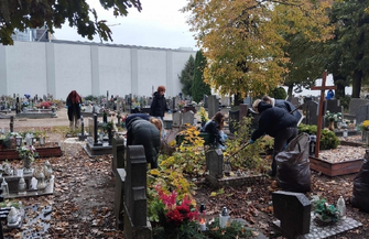 Młodzież z Zana posprzątała zapomniane groby. Akcję zainicjowało dwoje uczniów