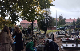 Młodzież z Zana posprzątała zapomniane groby. Akcję zainicjowało dwoje uczniów