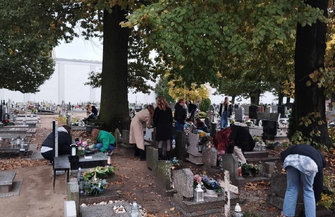 Młodzież z Zana posprzątała zapomniane groby. Akcję zainicjowało dwoje uczniów