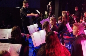 Patriotyczny wieczór w CKiR. Przed pełnąsaląwystąpili młodzi artyści ze Wschowy i Leszna