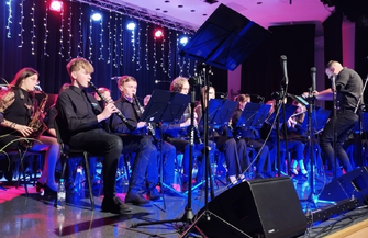 Patriotyczny wieczór w CKiR. Przed pełnąsaląwystąpili młodzi artyści ze Wschowy i Leszna