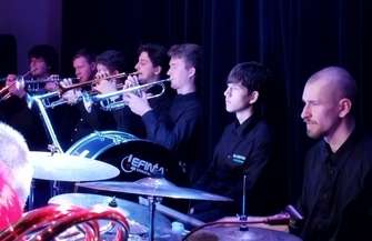 Patriotyczny wieczór w CKiR. Przed pełnąsaląwystąpili młodzi artyści ze Wschowy i Leszna