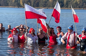 Patriotyczne morsowanie w Lginiu Tak 11 listopada spędziły morsy i foczki ze Wschowy FOTO