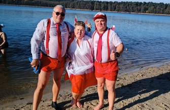 Patriotyczne morsowanie w Lginiu Tak 11 listopada spędziły morsy i foczki ze Wschowy FOTO