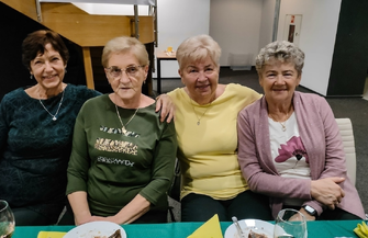 Seniorzy od września spacerowali z kijkami. Piękny wspólny czas ZDJĘCIA