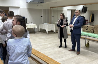 Laptopy dla uczniów jużw SOSW. Osobiście wręczałje Starosta Wschowski