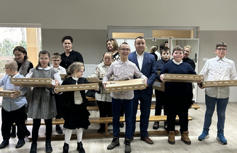 Laptopy dla uczniów jużw SOSW. Osobiście wręczałje Starosta Wschowski