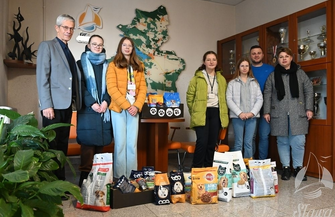 Młodzi mieszkańcy Sławy pomagają czworonogom przetrwać zimę