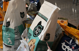 Młodzi mieszkańcy Sławy pomagają czworonogom przetrwać zimę