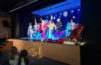 Wesoła Trójeczka wystawiła spektakl pt. Depresja Mikołaja