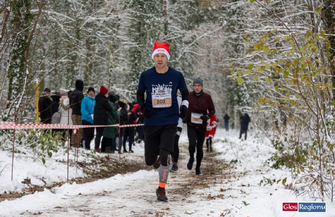 Na sportowo w szczytnym celu. IX Bieg Mikołajkowy na Szlaku Bluszczowym ZDJĘCIA