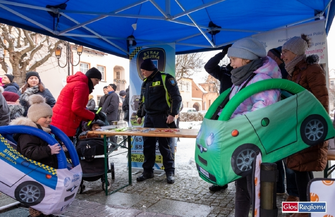 Na otwarcie lodowiska we Wschowie przybył sam św. Mikołaj. Miał prezenty dla każdego dziecka ZDJĘCIA