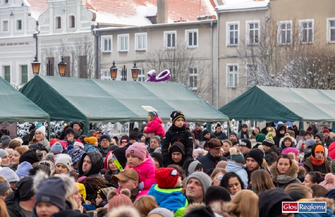 Na otwarcie lodowiska we Wschowie przybył sam św. Mikołaj. Miał prezenty dla każdego dziecka ZDJĘCIA