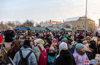 Na otwarcie lodowiska we Wschowie przybył sam św. Mikołaj. Miał prezenty dla każdego dziecka ZDJĘCIA