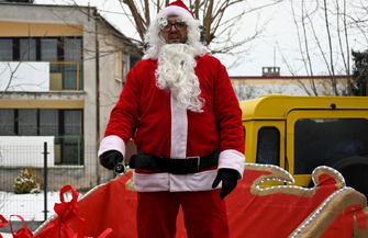 Mikołaj w podróży po gminie Sława. Odwiedza dzieci i rozdaje prezenty ZDJĘCIA