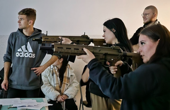 Na wirtualnej strzelnicy w Sławie odbyły siępierwsze zawody. Młodzież rywalizowała o Puchar Dyrektora ZDJĘCIA