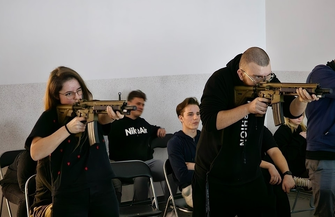 Na wirtualnej strzelnicy w Sławie odbyły siępierwsze zawody. Młodzież rywalizowała o Puchar Dyrektora ZDJĘCIA