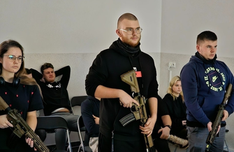 Na wirtualnej strzelnicy w Sławie odbyły siępierwsze zawody. Młodzież rywalizowała o Puchar Dyrektora ZDJĘCIA