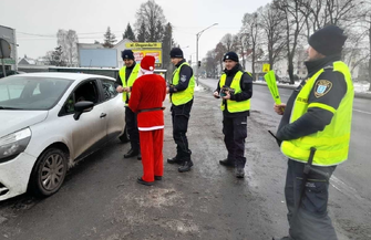 Wschowskie ulice patrolował Święty Mikołaj. Zamiast mandatów rozdawałupominki