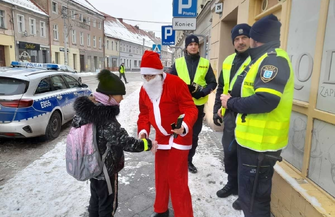 Wschowskie ulice patrolował Święty Mikołaj. Zamiast mandatów rozdawałupominki