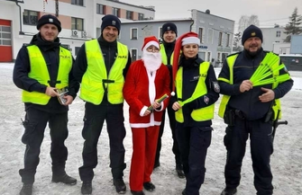 Wschowskie ulice patrolował Święty Mikołaj. Zamiast mandatów rozdawałupominki