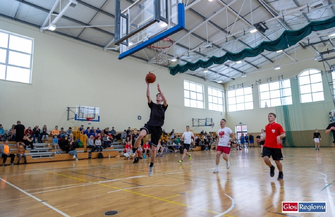 Wysoka frekwencja zacięta rywalizacja i szczytny cel. Amatorski Turniej Koszykówki o Puchar Wojciecha Kuryłły