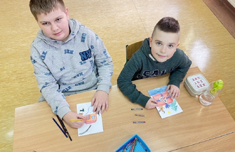 Młodsi ozdabiają starsi piszążyczenia. Kartki świąteczne od uczniów ze Sławy trafiądo hospicjum