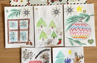 Młodsi ozdabiają starsi piszążyczenia. Kartki świąteczne od uczniów ze Sławy trafiądo hospicjum