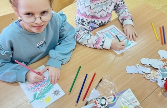 Młodsi ozdabiają starsi piszążyczenia. Kartki świąteczne od uczniów ze Sławy trafiądo hospicjum