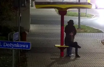 Włamanie do marketu w Lesznie. Policja szuka młodego mężczyzny FOTO