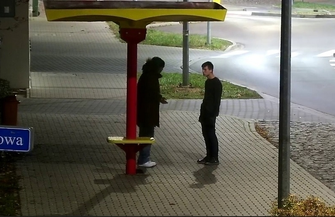 Włamanie do marketu w Lesznie. Policja szuka młodego mężczyzny FOTO