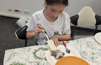 Studenci Wschowskiego Uniwersytetu Dziecięcego ze świąteczną wizytą w Lesznie ZDJĘCIA