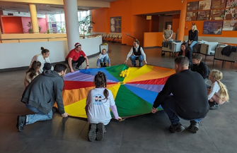 Studenci Wschowskiego Uniwersytetu Dziecięcego ze świąteczną wizytą w Lesznie ZDJĘCIA