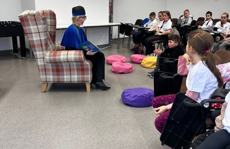 Studenci Wschowskiego Uniwersytetu Dziecięcego ze świąteczną wizytą w Lesznie ZDJĘCIA