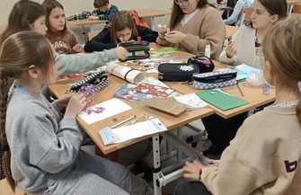 Uczniowie ze Sławy przekazali kartki świąteczne dla hospicjum. Akcjęzainicjowały dwie nauczycielki