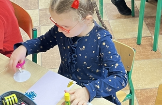 Uczniowie ze Sławy przekazali kartki świąteczne dla hospicjum. Akcjęzainicjowały dwie nauczycielki