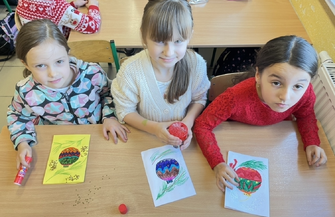 Uczniowie ze Sławy przekazali kartki świąteczne dla hospicjum. Akcjęzainicjowały dwie nauczycielki